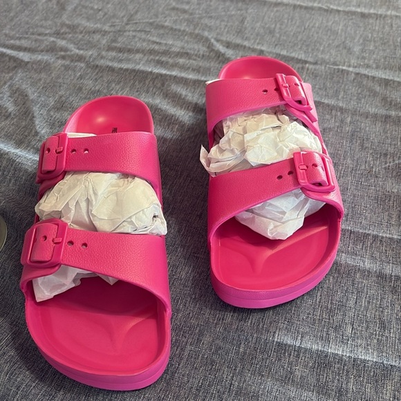 NIP PrettyLittleThing Women’s Sz 8 Pink Wide Fit Rubber Buckle Footbed Sliders - Picture 2 of 5